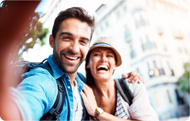 Casal viajando feliz com Plano de Saúde Internacional